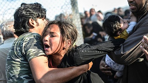 Cô gái Syria vội vàng vượt qua hàng rào kẽm gai sang biên giới Thổ Nhĩ Kỳ chạy trốn IS (ảnh: AFP)