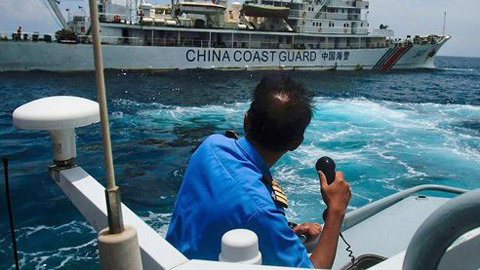 Malaysia phản ứng gay gắt tàu Trung Quốc neo đậu trái phép, khiến Bắc Kinh cũng phải giật mình