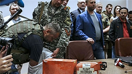 Hộp đen của MH17 được giao lại cho các chuyên gia để phục vụ công tác điều tra. Nguồn: Itar-Tass