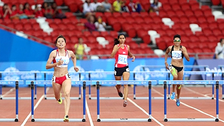 VĐV Nguyễn Thị Huyền (bên trái) đoạt HCV 400 m nữ vượt rào, phá kỷ lục SEA Games và giành suất dự Ô-lim-pích 2016.