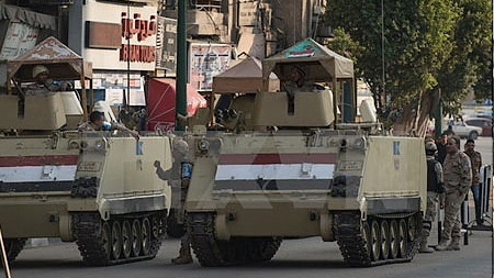 Binh sỹ quân đội Ai Cập gác tại Quảng trường Tahrir, Thủ đô Cairo. Nguồn: THX/TTXVN