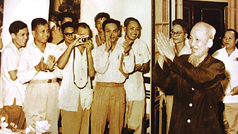 Bác Hồ đến dự và nói chuyện tại Đại hội III Hội Nhà báo Việt Nam (1962). Ảnh: TL