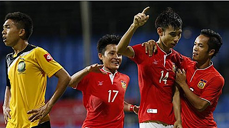 Các cầu thủ U23 Lào (áo đỏ) được cho là đã tham gia dàn xếp tỷ số trận thua U23 Malaysia