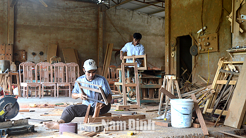 Cơ sở mộc mỹ nghệ của ông Lương Thanh Tâm, ở xóm 10, xã Hải Hưng tạo việc làm cho 20 lao động, thu nhập bình quân 6 triệu đồng/người/tháng. 