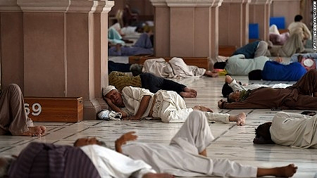 Người dân Pakistan nằm nghỉ ở nhà thờ Hồi giáo trong cái nắng nóng thiêu đốt ngày 22-6. Ảnh: CNN