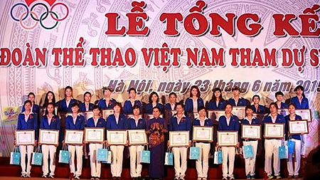 Các VĐV, HLV tiêu biểu nhận bằng khen. 