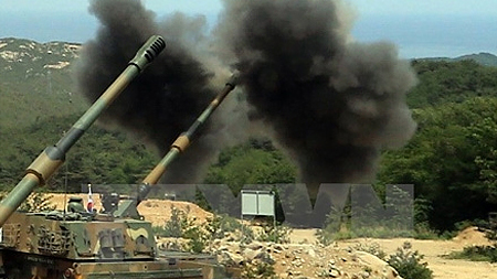 Một cuộc tập trận bắn đạn thật tại khu vực ngoài khơi huyện Yangpyeong, tỉnh Goseong, phía Nam Seoul ngày 1-6. (Nguồn: Yonhap/TTXVN)