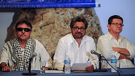 Đại diện đàm phán cấp cao FARC Ivan Marquez (giữa) trong cuộc họp báo sau khi kết thúc vòng đàm phán hòa bình thứ 37 giữa Chính phủ với đại diện FARC tại Cuba ngày 4-6.