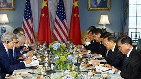 Ngoại trưởng Mỹ John Kerry (trái), Phó Thủ tướng Trung Quốc Uông Dương (phải) và Ủy viên Quốc vụ viện Trung Quốc Dương Khiết Trì (thứ 2 phải) đã tham dự cuộc họp trong khuôn khổ Đối thoại Chiến lược và Kinh tế Mỹ- Trung.