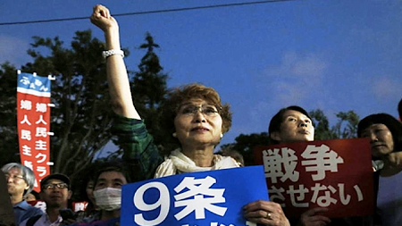 Người biểu tình trước tòa nhà Quốc hội Nhật Bản ngày 24-6. 