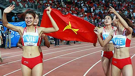  Các VĐV nữ Việt Nam trong khoảnh khắc giành HCV nội dung 4x400 nữ tại SEA Games 28. 