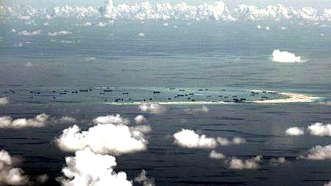 Hình ảnh vệ tinh cho thấy Trung Quốc đang cải tạo một bãi đá ở Biển Đông. Ảnh: Roi-tơ