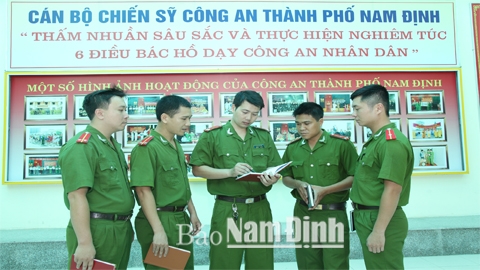Cán bộ, chiến sĩ Đội CSĐTTP về ma túy (Công an Thành phố Nam Định) được Chủ tịch nước tặng thưởng Huân chương Chiến công hạng Ba, năm 2014.