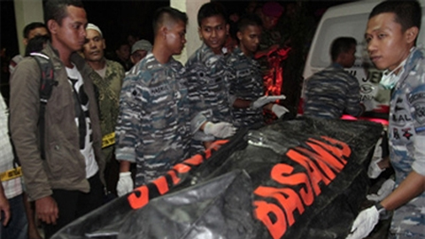 Thi thể nạn nhân trong vụ rơi máy bay C-130 tại Indonesia.