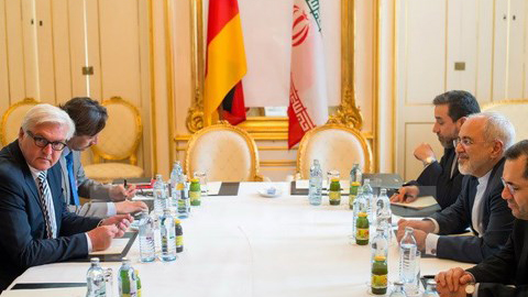 Ngoại trưởng Đức Phrăng Oan-tơ Sten-mây-ơ (trái) và Ngoại trưởng I-ran Mô-ha-mét Gia-va Gia-ríp (phải) tại cuộc gặp ở Viên (Áo), trước khi bắt đầu vòng đàm phán. Ảnh: AFP