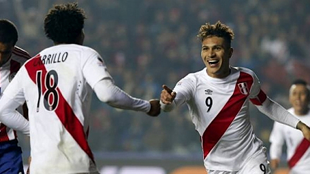  Paolo Guerrero ghi bàn thắng thứ hai cho Peru trong trận tranh giải ba Copa America với Paraguay ngày 4-7. (Ảnh: Reuters). 