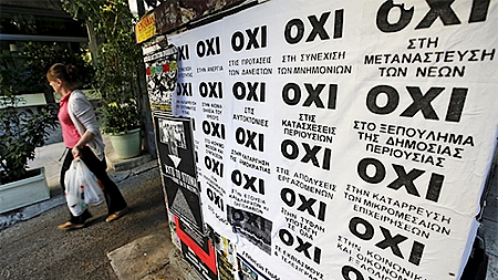 Một poster về cuộc trưng cầu với dòng chữ "không' trong tiếng Hy Lạp tại Athens. Ảnh: Reuters.