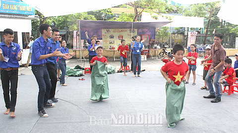 Sinh viên tình nguyện khối các trường đại học, cao đẳng hướng dẫn thiếu nhi tham gia các trò chơi rèn luyện kỹ năng sống, hè 2015.