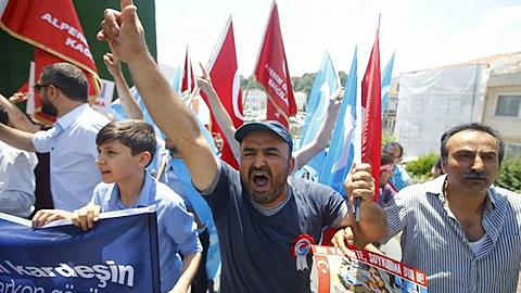 Một số người hôm qua biểu tình bên ngoài lãnh sự quán Trung Quốc ở Thổ Nhĩ Kỳ. Ảnh: Reuters