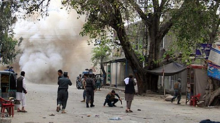 afghanistan: 2 vụ đánh bom liều chết làm rung chuyển thủ đô kabul hình 0 Hiện trường một vụ đánh bom liều chết tại Afghanistan trong thời gian gần đây (Ảnh: EPA)