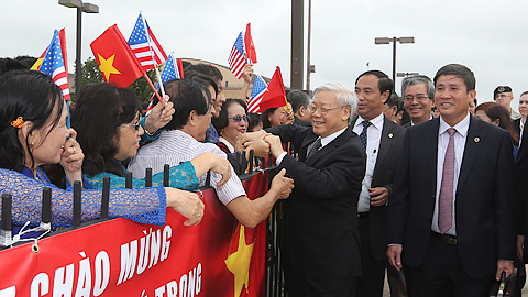 Cán bộ, nhân viên Đại sứ quán và đại diện cộng đồng người Việt tại Hoa Kỳ đón Tổng Bí thư Nguyễn Phú Trọng.