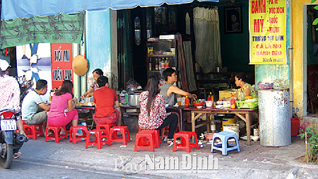 Quán ăn vỉa hè tiềm ẩn nhiều nguy cơ ngộ độc thực phẩm (Ảnh chụp trên đường Vị Hoàng, TP Nam Định). 