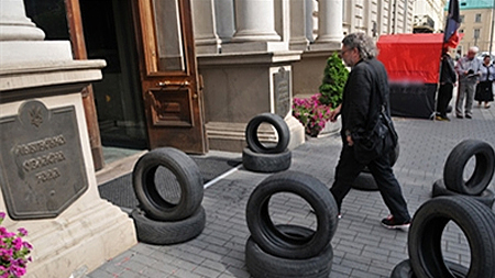 The Right Sector đặt chướng ngại vật trước cửa tòa thị chính thành phố Lvov.