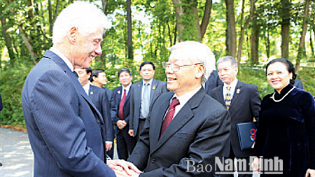 Chiều 10-7-2015, Tổng Bí thư Nguyễn Phú Trọng thăm gia đình cựu Tổng thống Hoa Kỳ Bin Clin-tơn ở ngoại ô Thành phố Niu-oóc (Hoa Kỳ). Ảnh : Trí Dũng - TTXVN