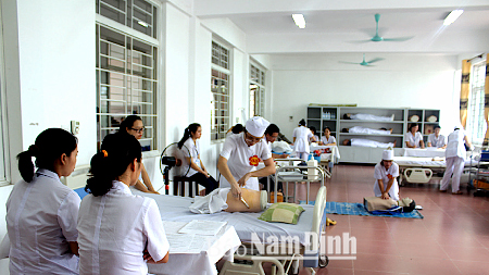 Các thí sinh thi phần thực hành tại Hội thi Điều dưỡng, hộ sinh giỏi, thanh lịch ngành Y tế năm 2015.