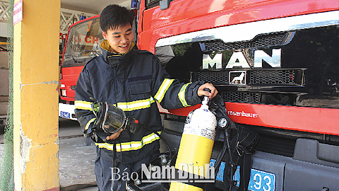 Thượng sĩ Lương Thành Quang, Phòng Cảnh sát PCCC và CNCH (Công an tỉnh) kiểm tra thiết bị trước khi làm nhiệm vụ.