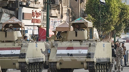 Binh sĩ quân đội Ai Cập gác tại Quảng trường Tahrir, Thủ đô Cairo. (Nguồn: THX/TTXVN) 