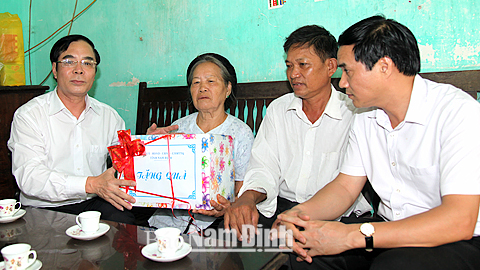 Đồng chí Nguyễn Khắc Hưng, Bí thư Tỉnh ủy thăm, tặng quà Bà mẹ Việt Nam Anh hùng Trần Thị Hồng, thôn 3, xã Mỹ Trung, huyện Mỹ Lộc 