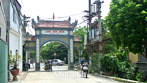 Đường dong ngõ xóm tại Thị trấn Lâm được bê tông hóa khang trang, sạch sẽ đảm bảo thuận tiện cho người dân đi lại và sản xuất. 