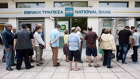 Người dân Hy Lạp xếp hàng dài trước ngân hàng. (Nguồn: Reuters)