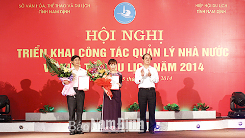 Lãnh đạo Sở VH, TT và DL trao Bằng công nhận Khách sạn đạt tiêu chuẩn 3 sao cho Khách sạn Vị Hoàng và Khách sạn Lake Side II là thành viên Hiệp hội Du lịch tỉnh.