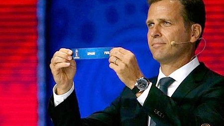  Cựu danh thủ Đức Oliver Bierhoff giơ cao lá thăm của ĐT Tây Ban Nha trong buổi lễ. (ảnh: Reuters) 