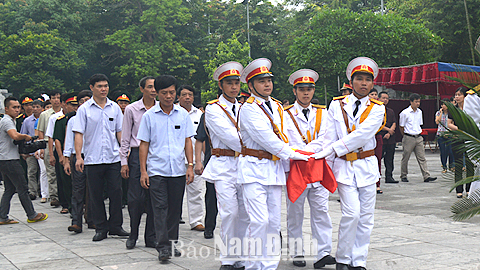 Lễ đón hài cốt liệt sĩ Trần Trung Văn, quê thôn Lộc Tỉnh, xã Nghĩa Lợi (Nghĩa Hưng), hy sinh ngày 11-11-1970, tại Xiêng Khoảng (Lào) về an táng tại quê hương, tháng 7-2015.