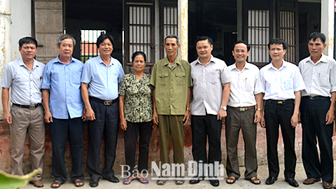 Các đồng chí lãnh đạo tỉnh, lãnh đạo huyện Hải Hậu đến thăm, tặng quà ông Vũ Xuân Quyết, 67 tuổi, ở xóm Tây Ninh, xã Hải Chính là người hoạt động kháng chiến bị nhiễm chất độc hóa học.