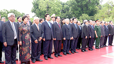 Các đồng chí lãnh đạo, nguyên lãnh đạo Đảng, Nhà nước tưởng nhớ các Anh hùng liệt sĩ.