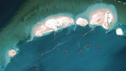 Hoạt động cải tạo đảo phi pháp của Trung Quốc ở Biển Đông khiến các nước hết sức lo ngại. Ảnh: AP