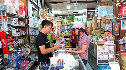 Phụ huynh học sinh chọn mua sách, đồ dùng học tập tại hiệu sách Nhân dân Hoàng Văn Thụ (TP Nam Định).