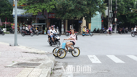 Nhiều trẻ em không chỉ đạp xích lô ở vỉa hè, công viên mà đạp ra cả đường phố có thể gây mất an toàn giao thông.