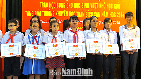 Các em học sinh có hoàn cảnh khó khăn vươn lên học giỏi năm học 2014-2015 của Thành phố Nam Định được nhận Giải thưởng Trần Bích San.