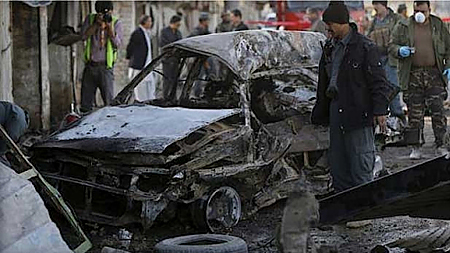  Cảnh sát đang điều tra tại khu vực xảy ra vụ đánh bom liều chết ở Thủ đô Kabul, Afghanistan, ngày 10-4-2015. (Ảnh: Reuters). 