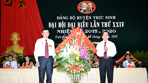 Đồng chí Trần Văn Chung, Phó Bí thư Thường trực Tỉnh ủy, Chủ tịch HĐND tỉnh tặng Đại hội lẵng hoa tươi thắm.