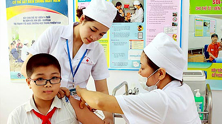 Tiêm vaccine sởi - rubella góp phần khống chế dịch bệnh.