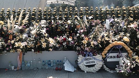 Đặt hoa tại Lễ tưởng niệm thảm họa Hiroshima lần thứ 70.