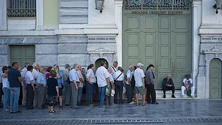Người dân xếp hàng chờ rút tiền ở Ngân hàng trung ương Hy Lạp khi quốc gia này tuyên bố vỡ nợ cách đây không lâu. (Ảnh: UPI)
