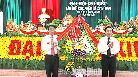 Đồng chí Trần Văn Chung, Phó Bí thư Thường trực Tỉnh uỷ, Chủ tịch HĐND tỉnh tặng hoa chúc mừng Đại hội.