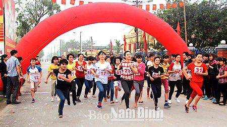 Nội dung thi đấu nữ Giải việt dã Tiền Phong huyện Nghĩa Hưng năm 2015.